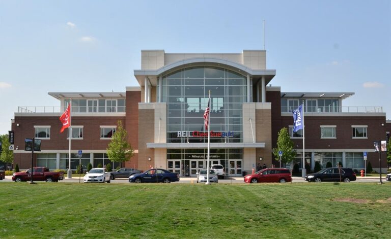 Illustration of a person wiping a kitchen countertop with a microfibre cloth